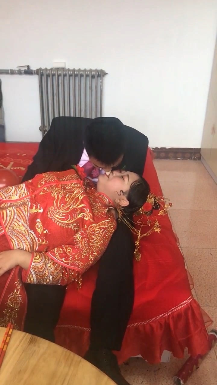 新郎新娘洞房前必须嘴对嘴互喂饺子
