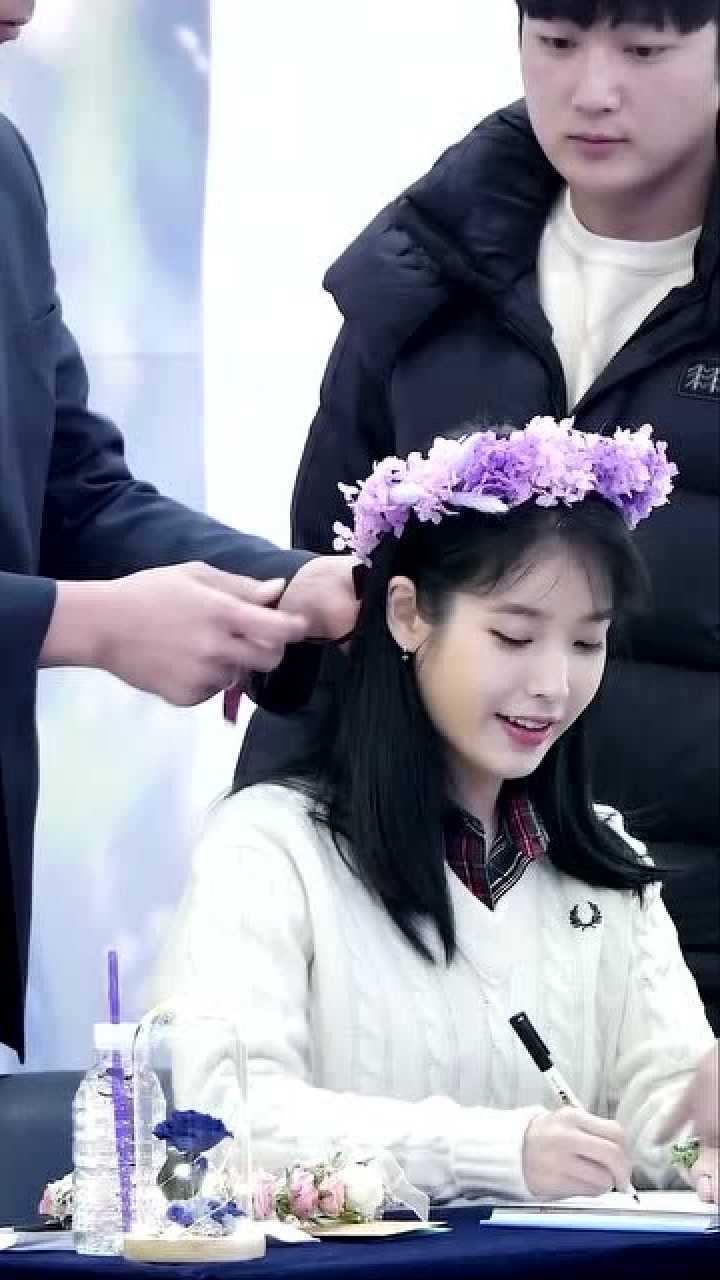 iu的冰山保镖大叔居然还会绑蝴蝶结!