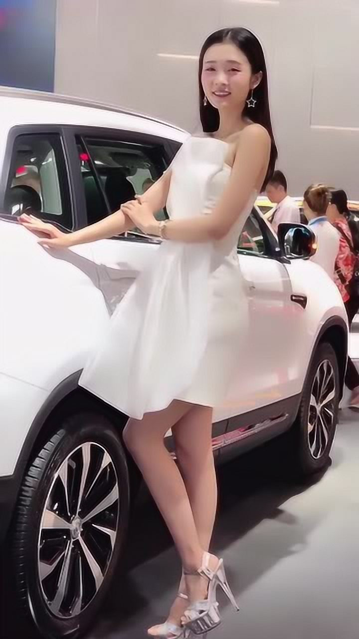 最近很火的美女车模李凉凉,竟然笑得那么开心,简直太可爱了!