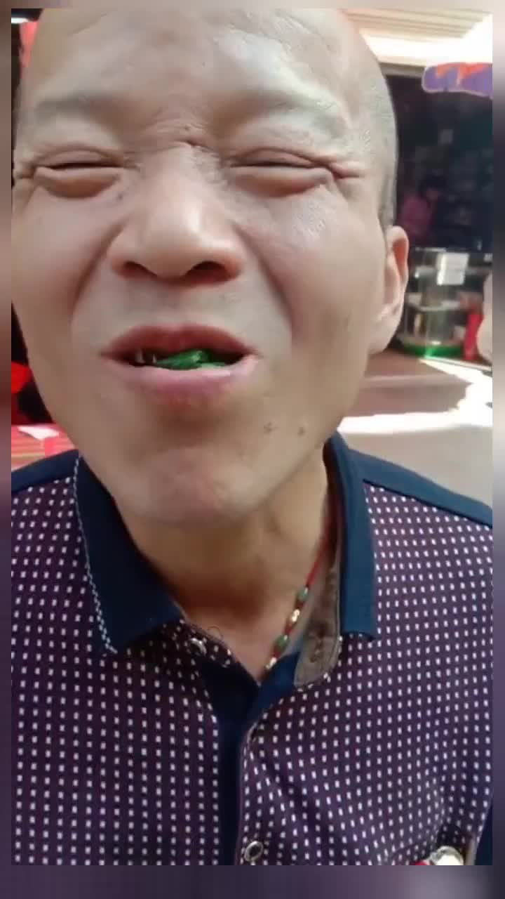 槟榔男神吃槟榔逛街不怕累