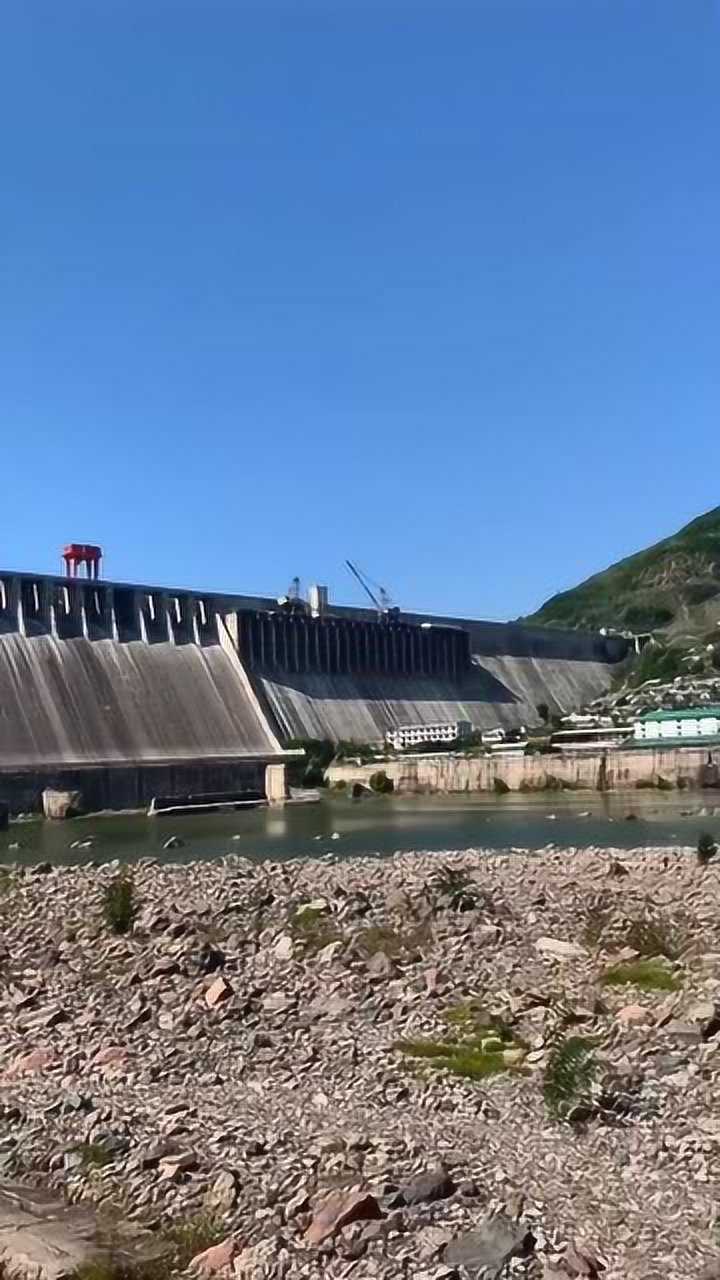 这就是中朝边境的云峰大坝,这样宏伟的建筑,真令我感到自豪!