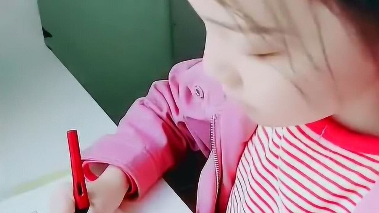 童模宋小睿写作业看起来很认真这模样在学校一定是校花吧