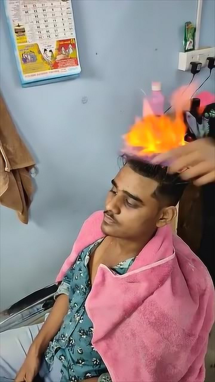 印度的托尼老师用火烫头也不怕头发烧光了你敢这样烫头吗