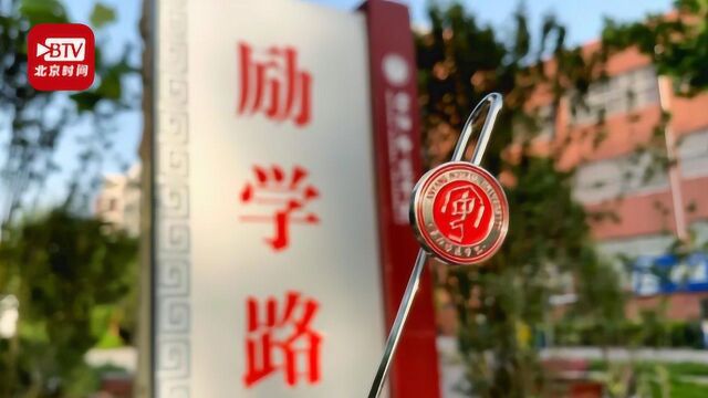 高校为8000毕业生定制专属书签 望读书学习不松懈