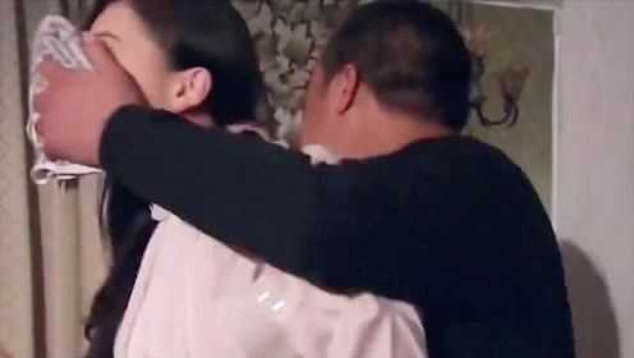 美女喝醉酒回家，刚准备脱衣服就被男人用药迷晕，套上头套被绑走_高清