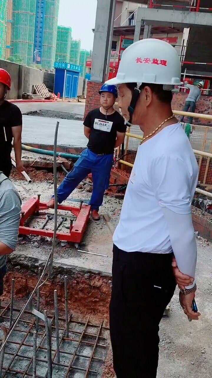黄帽子的干红帽子得看蓝帽子的转白帽子的说了算一个人干活十个人看着