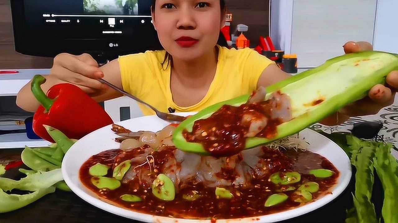 泰国大姐生吃虾仁淋上一碗辣椒酱搭配豆芽和四棱豆一起吃