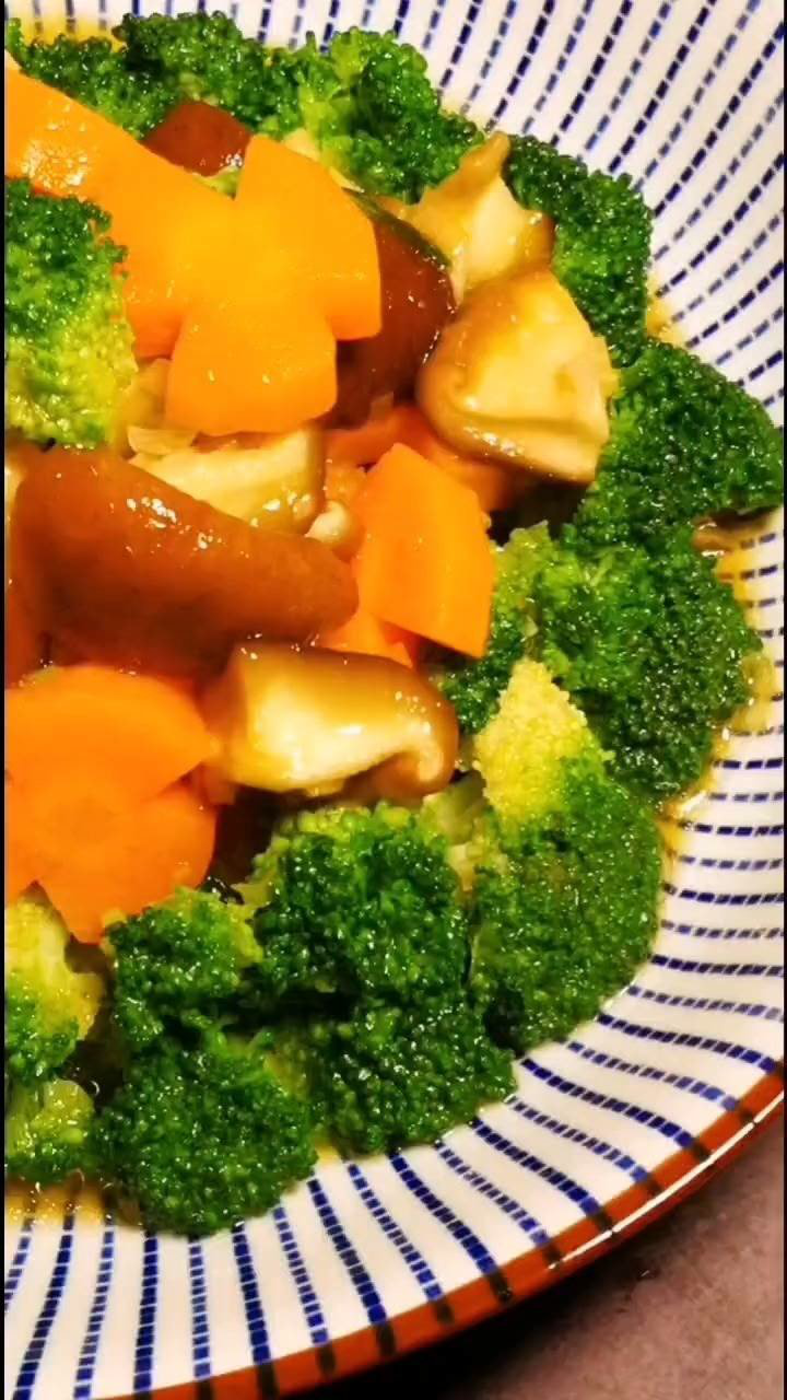 胡萝卜炒香菇西兰花家常做法,清淡健康非常有营养