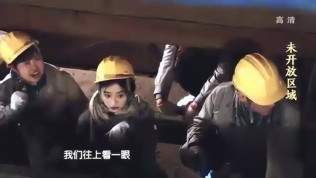 沈月邓伦到达东暖阁顶层,跟随专家深入内部,抬头一看赞叹不已