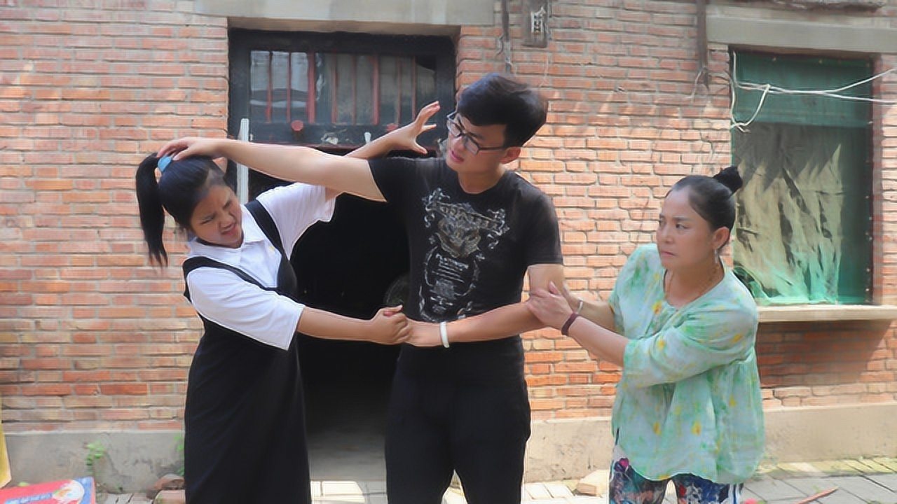 母亲刚去世兄妹俩就为了房子撕破脸村长找上门精彩了