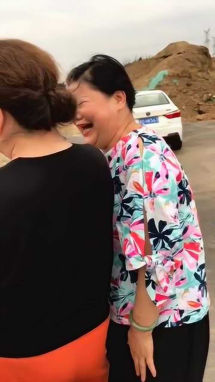 农村大妈用美颜相机自拍看到自己容貌之后笑的前仰后合