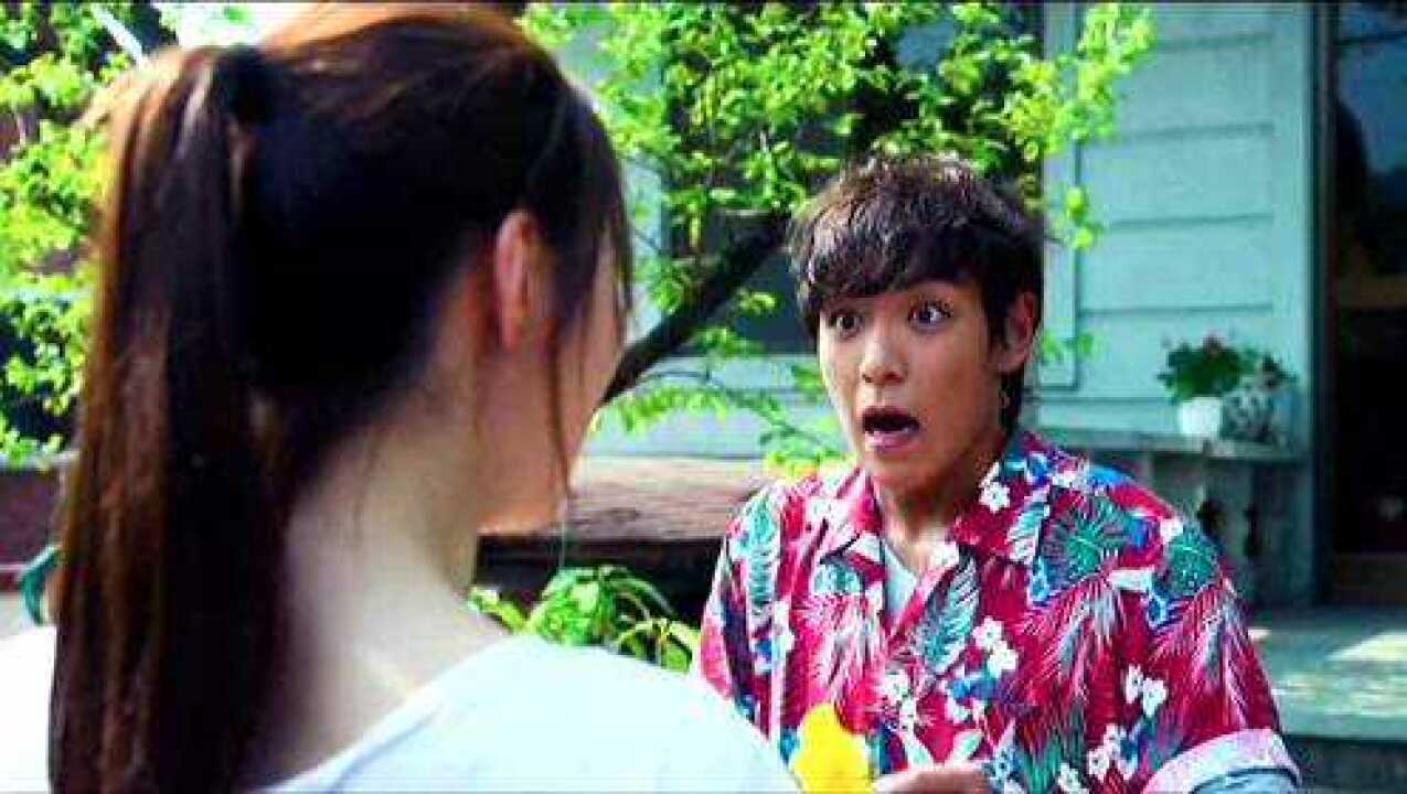 女生竟把脚丫子踩在男人脸上！有些人见过一面，就可以为你倾其所有~_高清