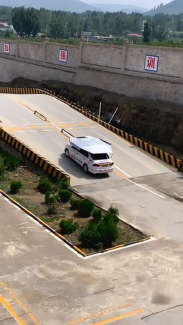 驾照考试科目二坡道定点停车与起步小技巧