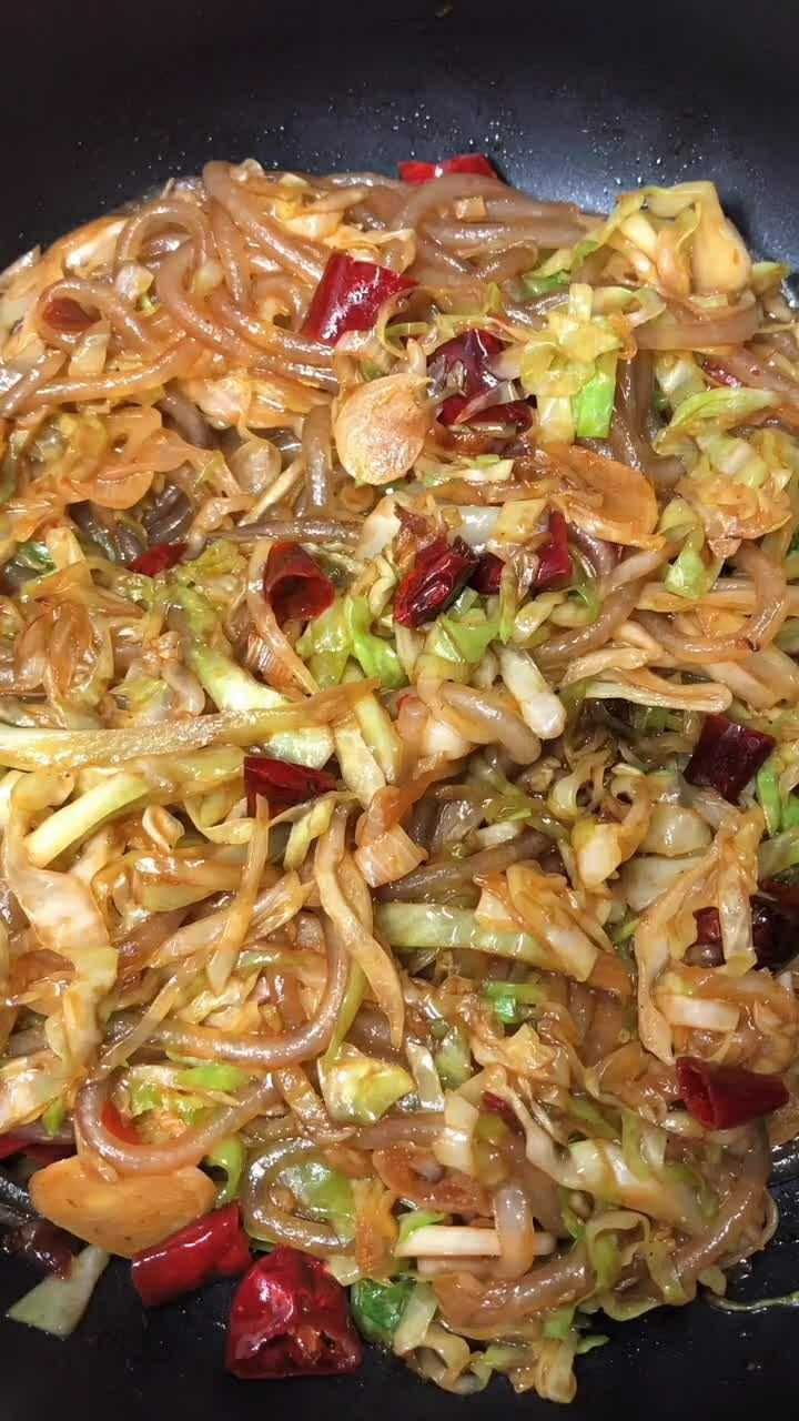 今天教大家大头菜炖粉条,非常的美味,好吃哦