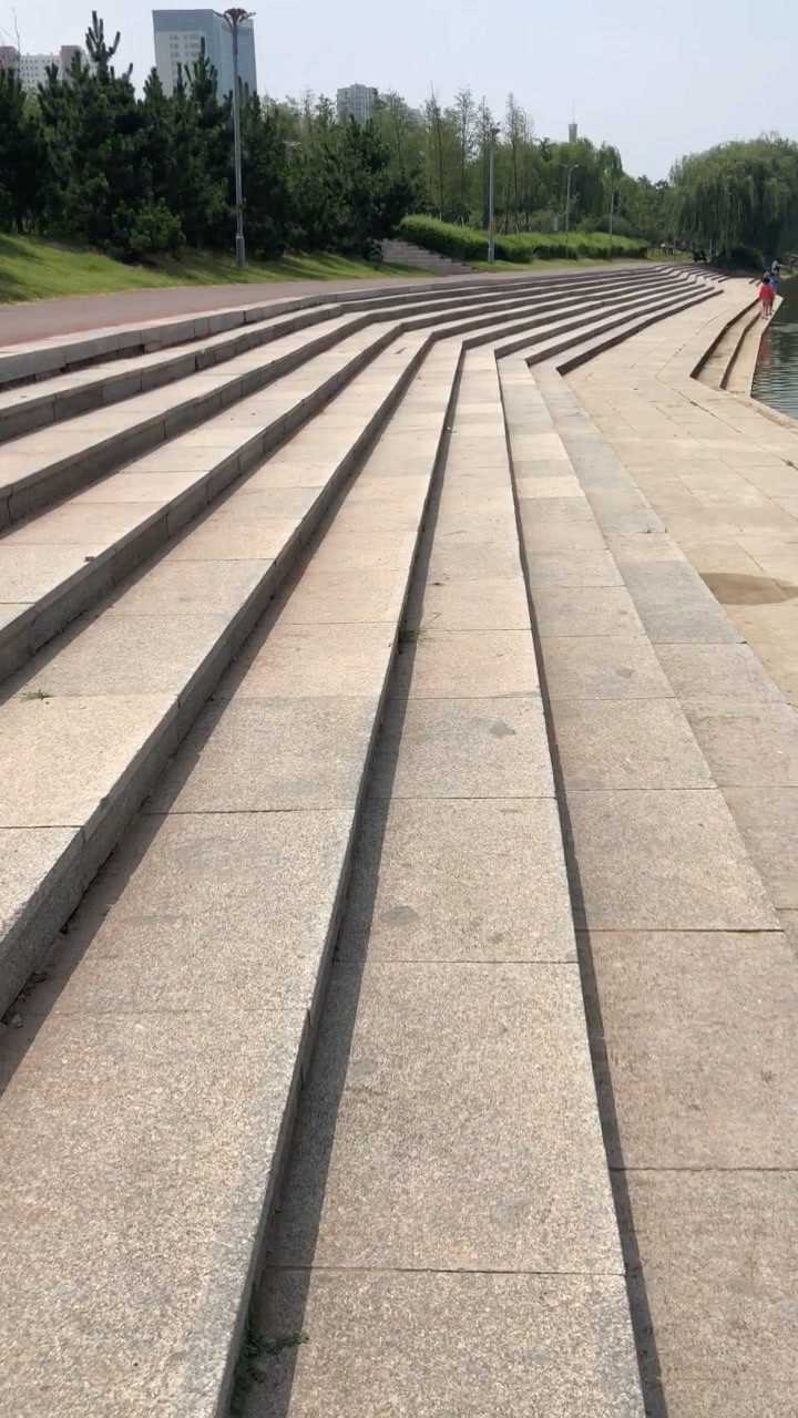天气这么好,来河边游玩,看着远方的台阶