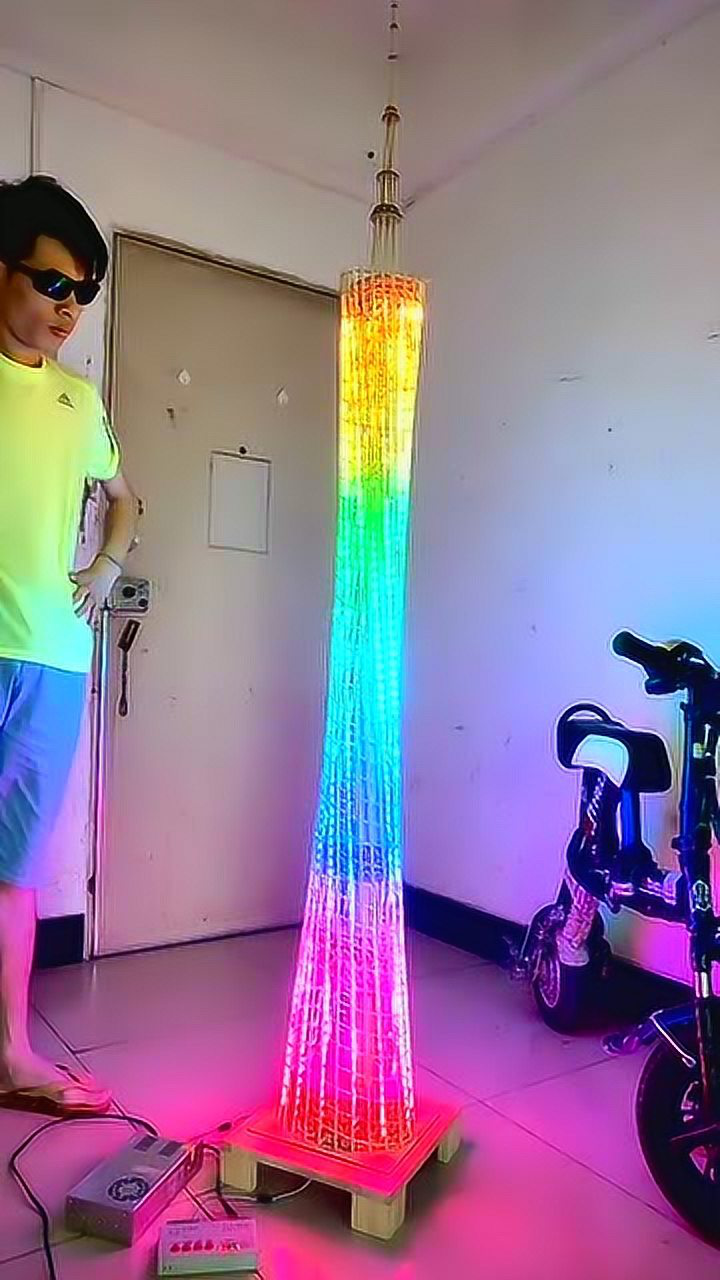 手工达人用一次性筷子做出了一米七高的广州塔加上灯光之后更好看