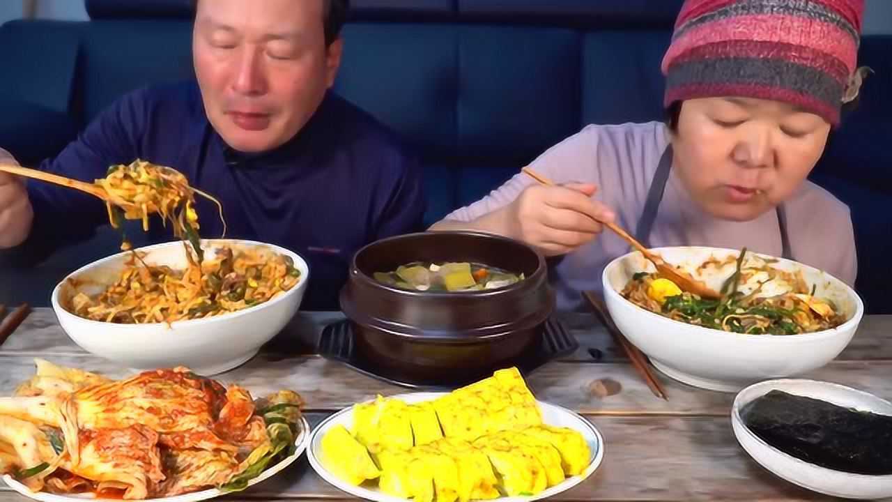韩国兴森一家三口吃播:爸爸妈妈吃大酱汤和鸡蛋卷,吃得一脸满足,好