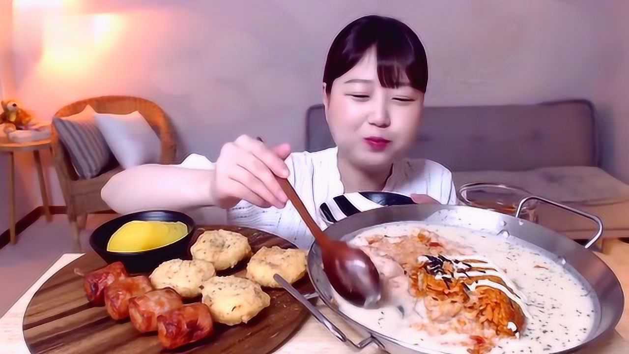 韩国吃播大胃王吃火鸡奶油饭,大口大口地吃,看看这吃相,馋人