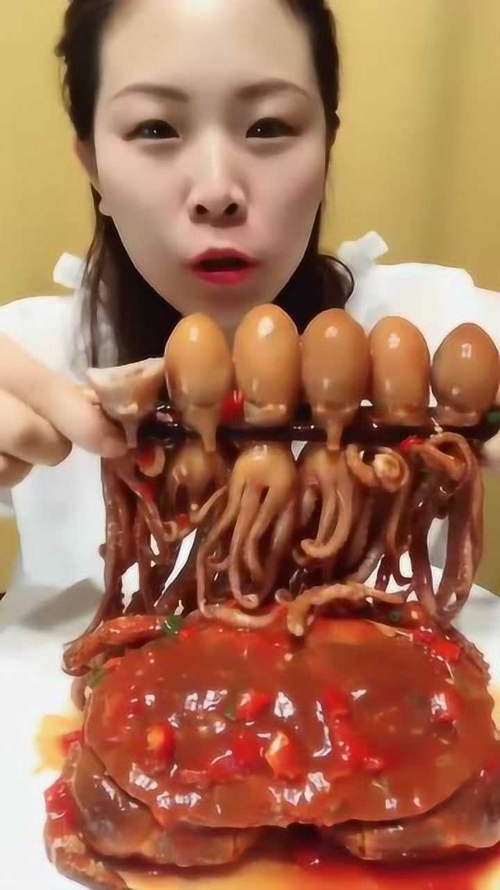 美女直播吃小章鱼六个连在一起一口一个章鱼头真厉害