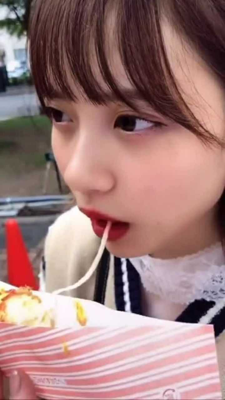 美女这样吃拉丝热狗棒真的是太好玩了我也想试试