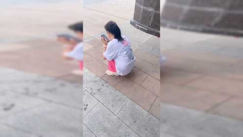 美女在野外尿尿,却