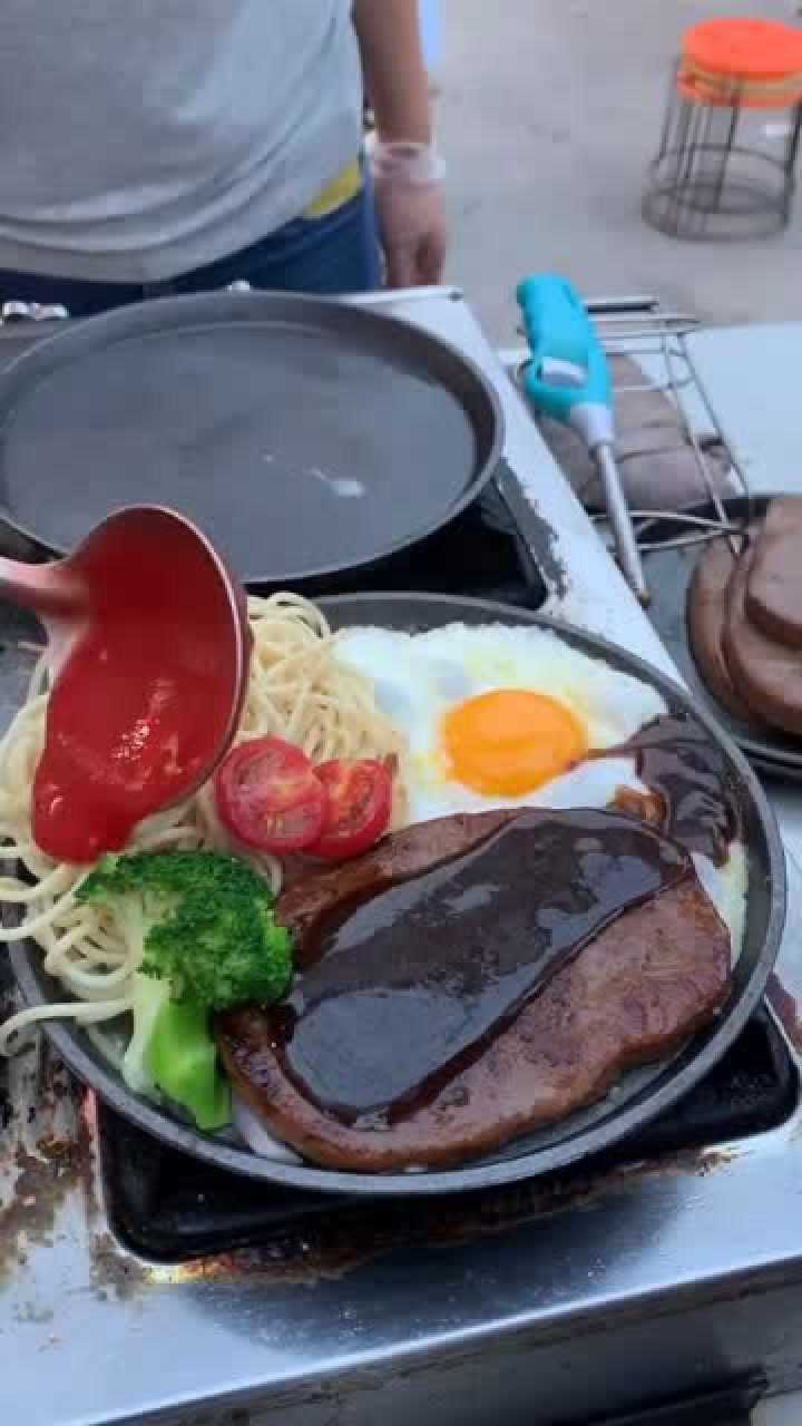 小姐姐街头摆摊卖牛排一份才要99牛肉不会是合成的吧