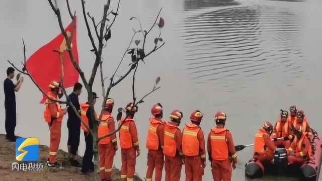 山东消防增援安徽滁州抗洪 救出多名被困湖心岛的群众