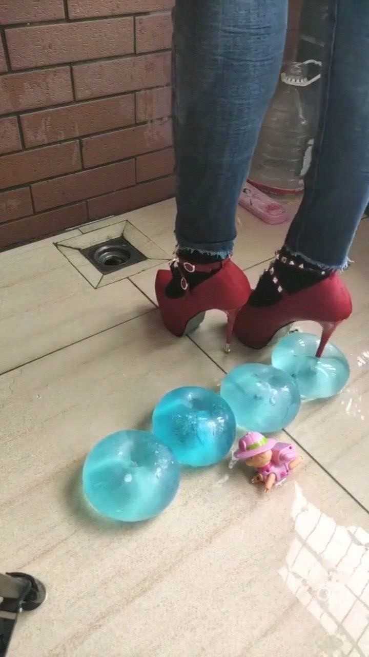 拿高跟鞋踩水球,看起来很无聊,其实很解压!_腾讯视频