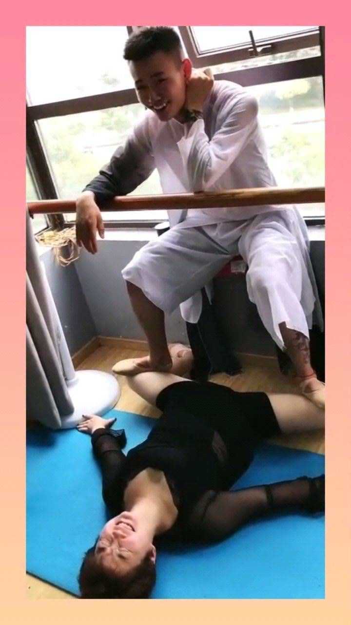 舞蹈生开胯,竟然让男生来帮忙,场面陷入尴尬!_腾讯视频