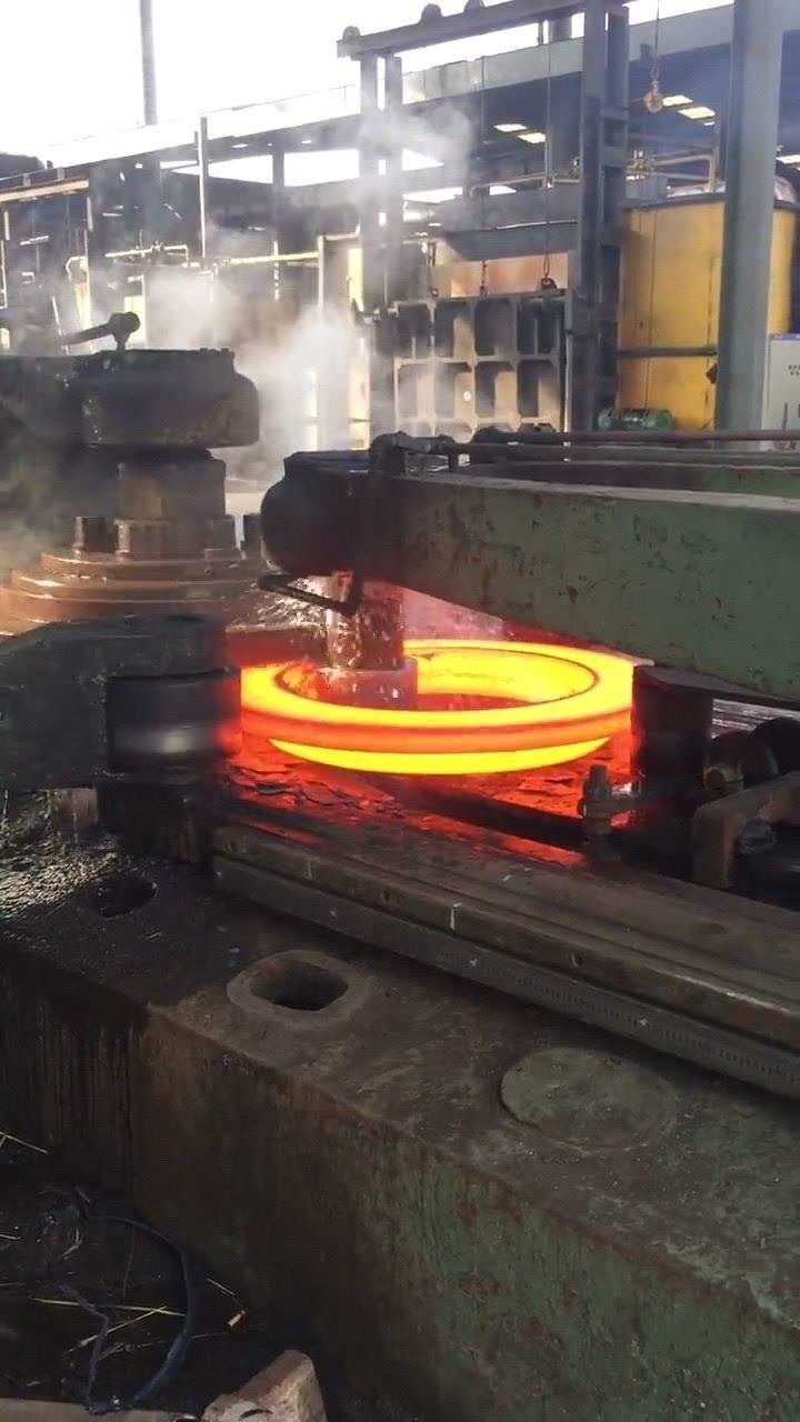 3000mm大型环件碾制设备热锻碾环机大型法兰是这样