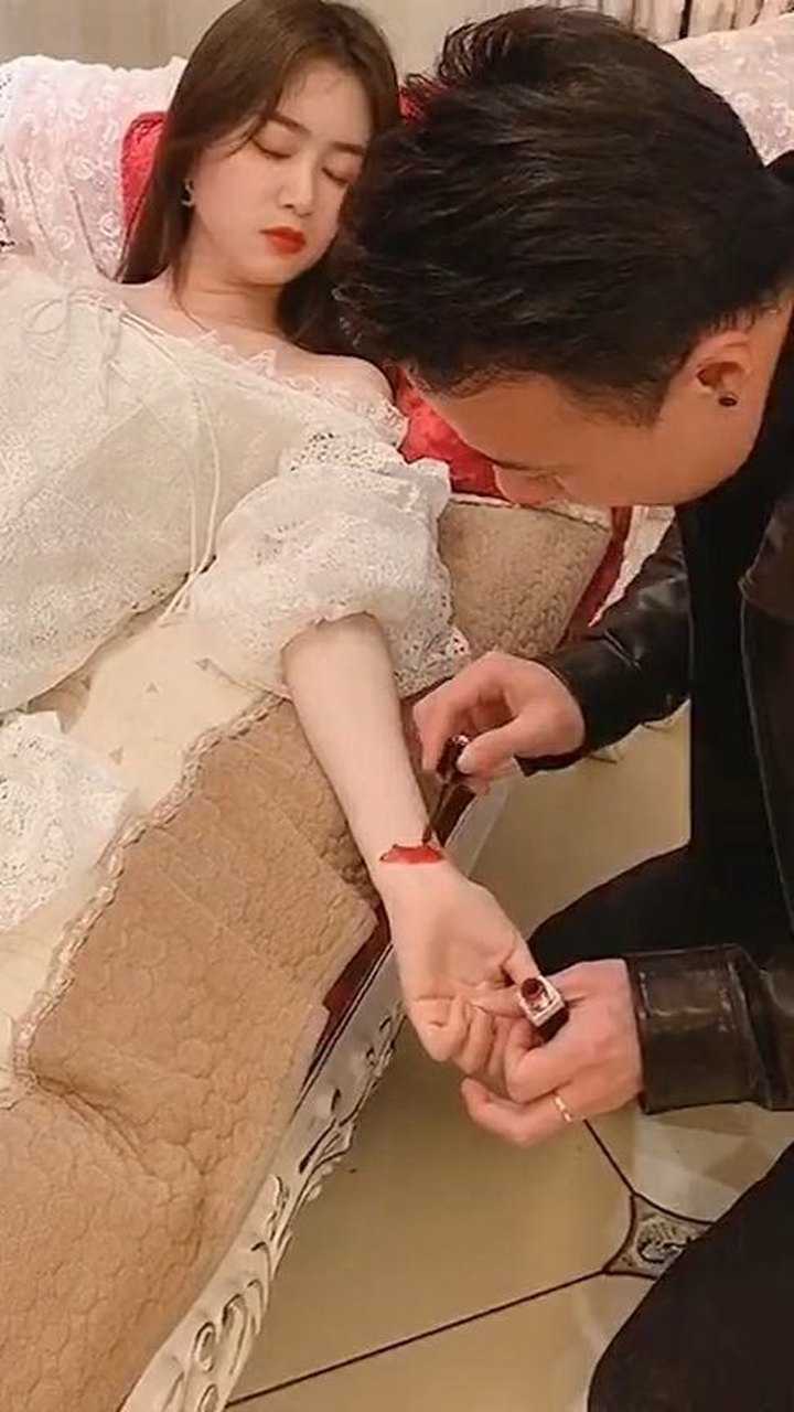 婚后夫妻还能这样玩帅哥恶搞美女在手腕涂口红结果美女的求生欲太强