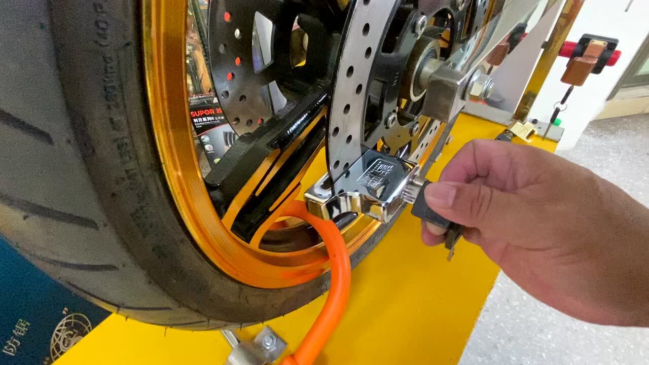 蓝鹰摩托车电动车碟刹锁 328# 上锁演示