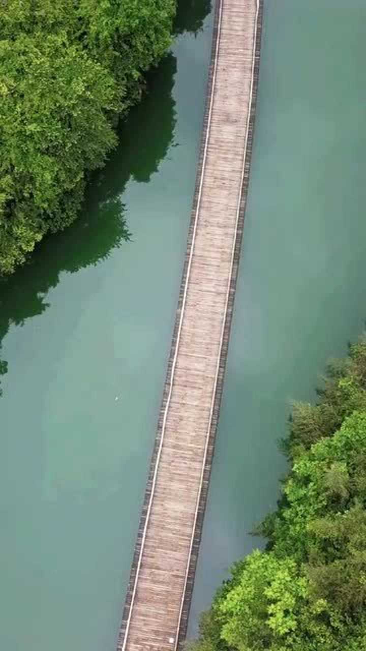 狮子关最美水上浮桥