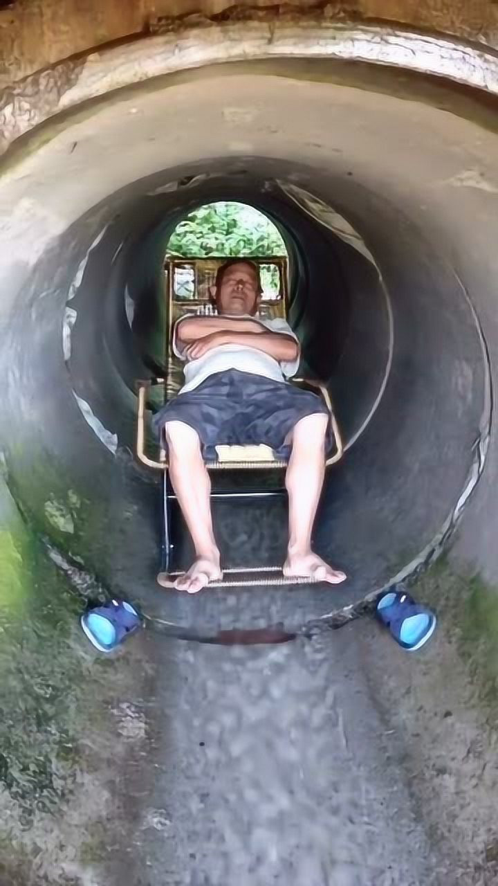 大爷就是大爷真会找地方乘凉夏天这地方最凉快了