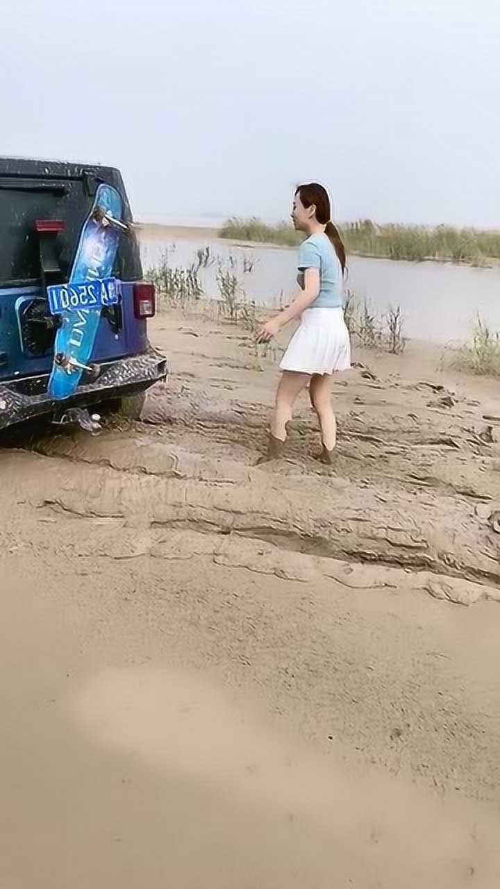 美女的小马陷入困境走入泥潭之中无奈下车求救