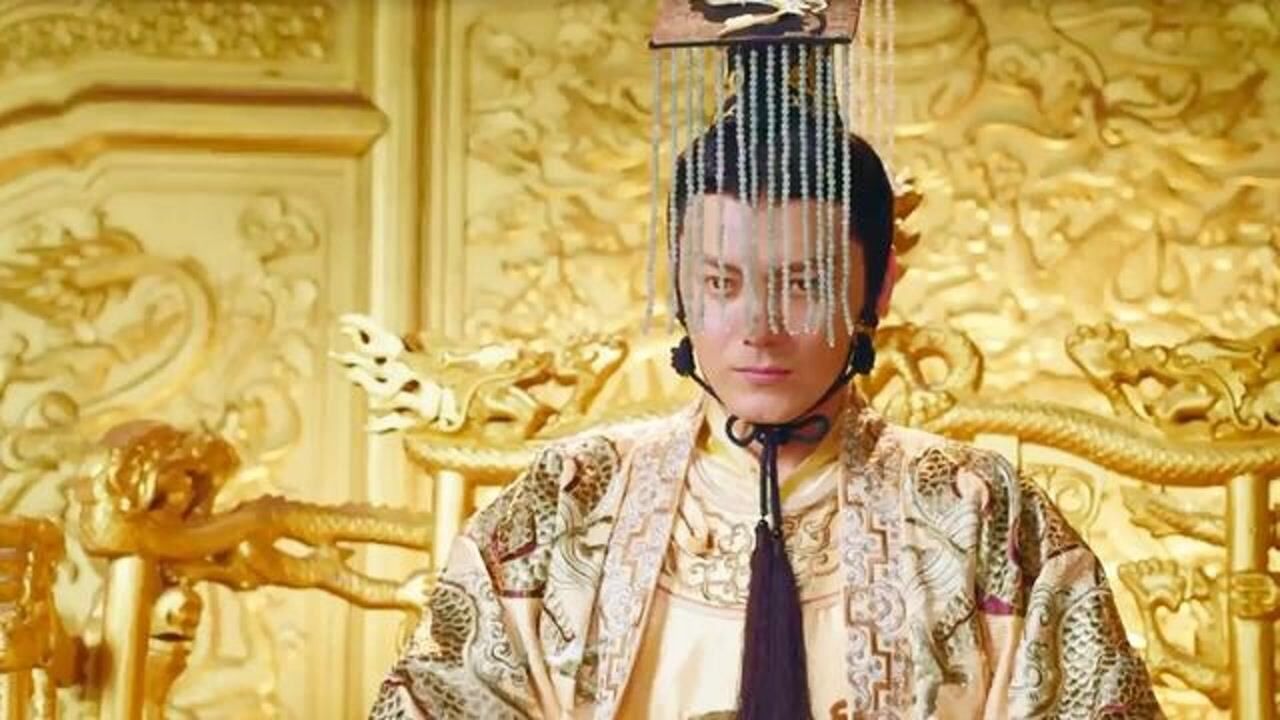 谢延奇成功坐上皇帝宝座,登基盛典上这身衣服还行