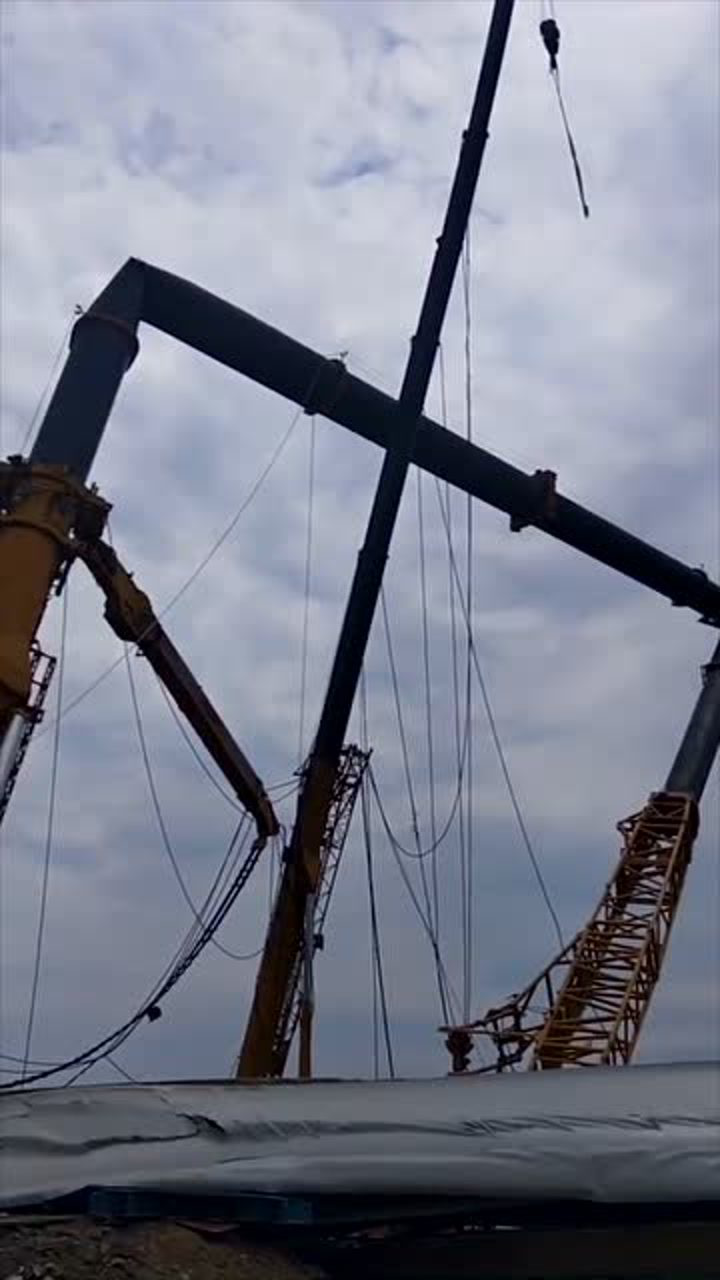 徐工1200吨吊车侧翻,一条吊臂完全折断了,老板瞬间破产!