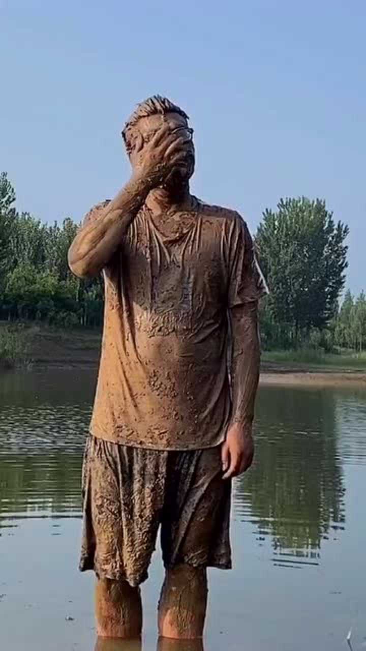 刚穿的新衣服就被朋友推下河弄得一身泥