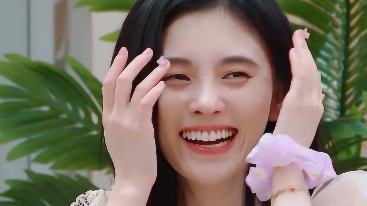 鞠婧祎带火一款"粉蝶美甲",当她抬手那一刻,真怕蝴蝶飞走了