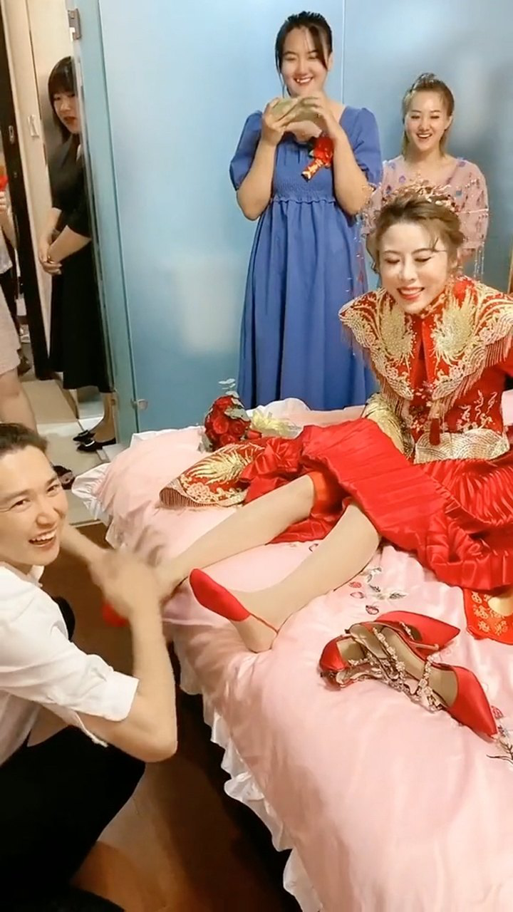 有一位会做足疗的老公多好看新娘甜美的笑容有被感动到新郎疼不疼老婆