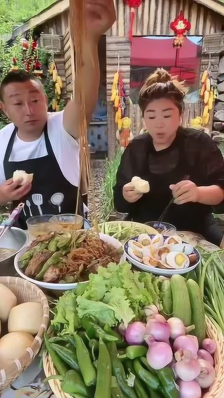 东北夫妻到饭点他们的吃饭方式这日子过得真自在