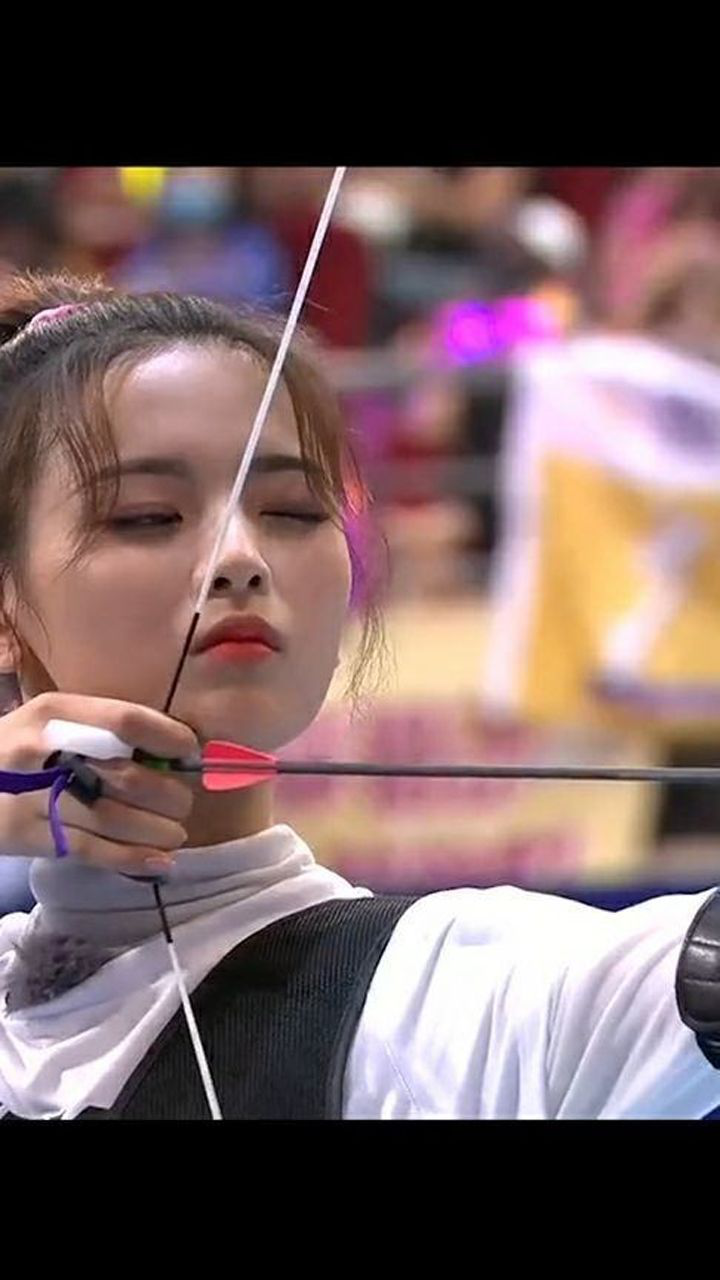 女子射箭淘汰赛杨超越最后一箭射出了9环晋级锦鲤还是那个锦鲤啊