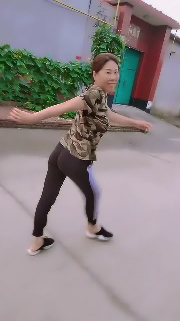 婆婆痔疮刚好点儿,就大摇大摆的上街,走出六亲不认的步伐!