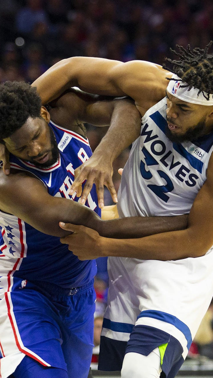 恩比德和唐斯抱摔 唐斯惨遭西蒙斯锁喉控制