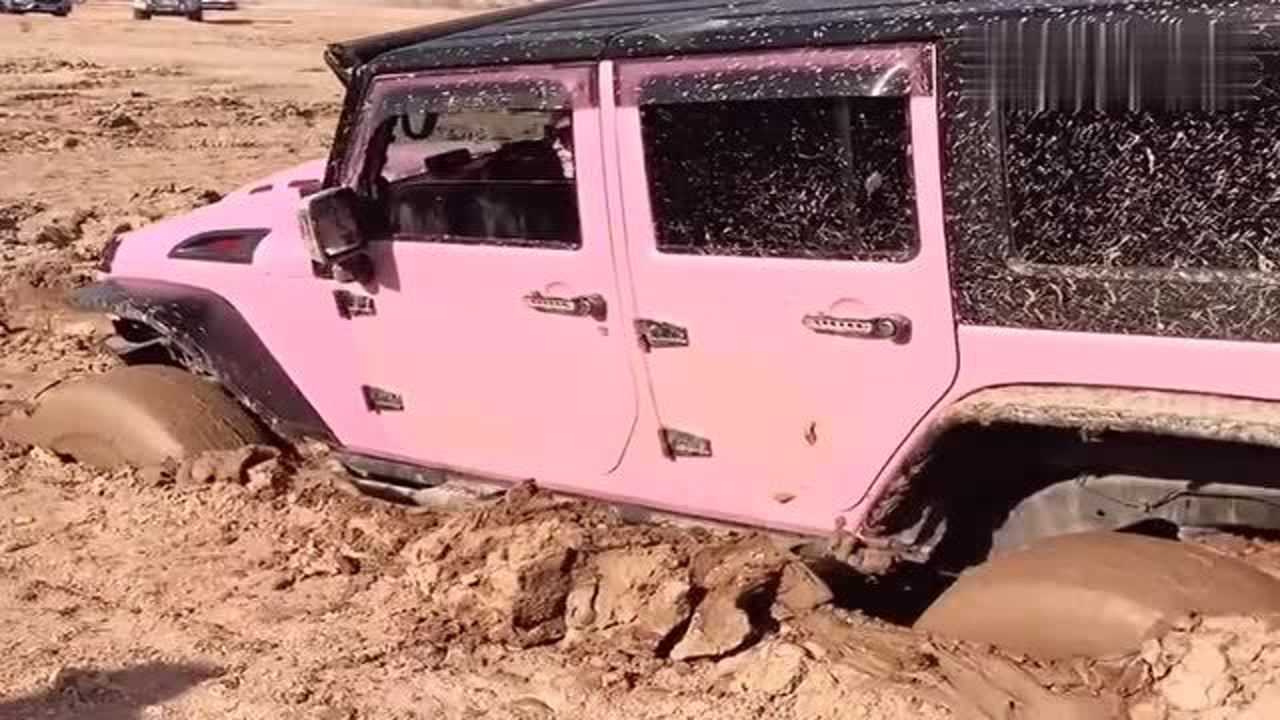 小姐姐的越野车深陷泥潭泥巴漫天飞网友粉色的牧马人很漂亮