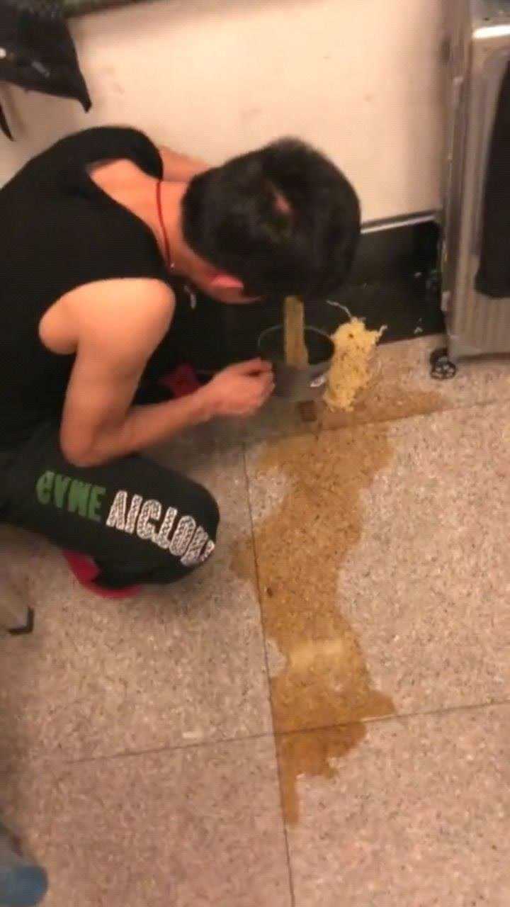 为了给女友买包泡面掉地上还捡起来吃女友却说我没出息