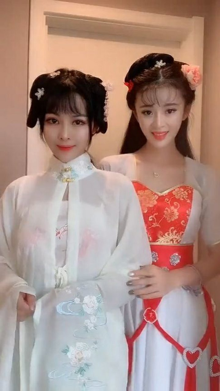 左边大家闺秀右边小家碧玉这么漂亮的姑娘你喜欢上了哪一个