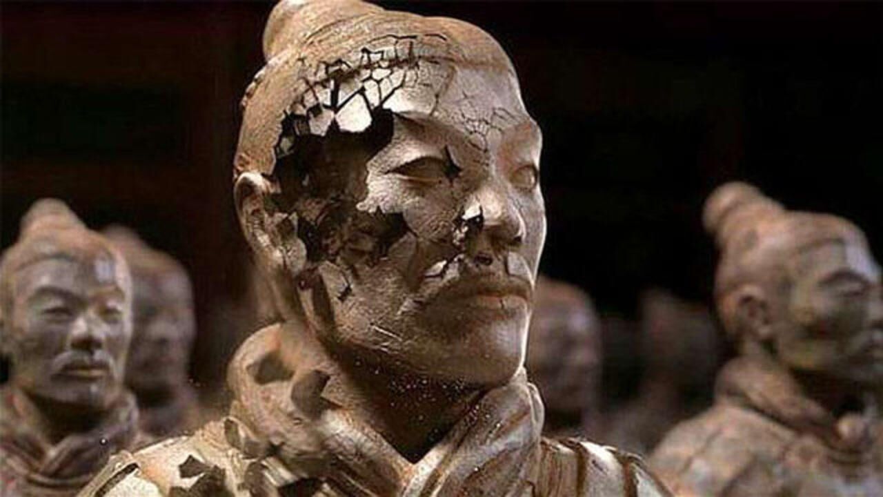 兵马俑是真人做的吗?一尊裂开的兵马俑,揭示了千古谜题!