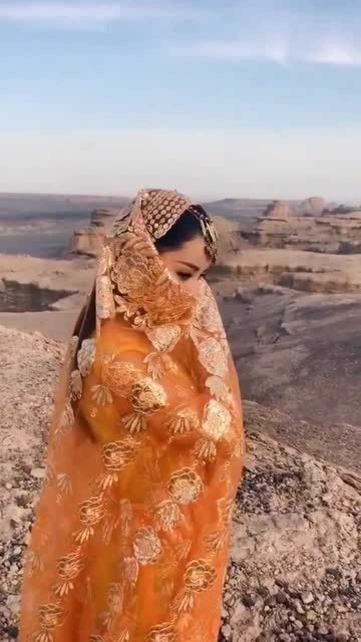 据说这是新疆有名的美姬当她摘下面纱的那一刻网友极品女神