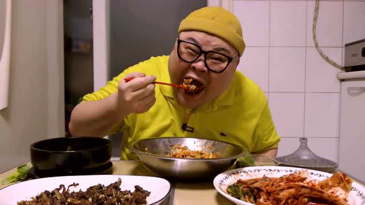吃播:韩国胖大叔吃拌饭配拉面,大口吃很爽